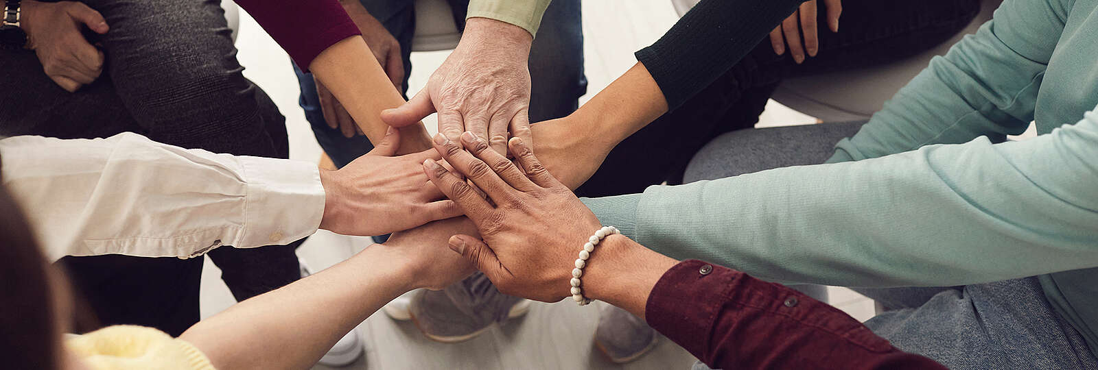 Mehrere Hände liegen aufeinander